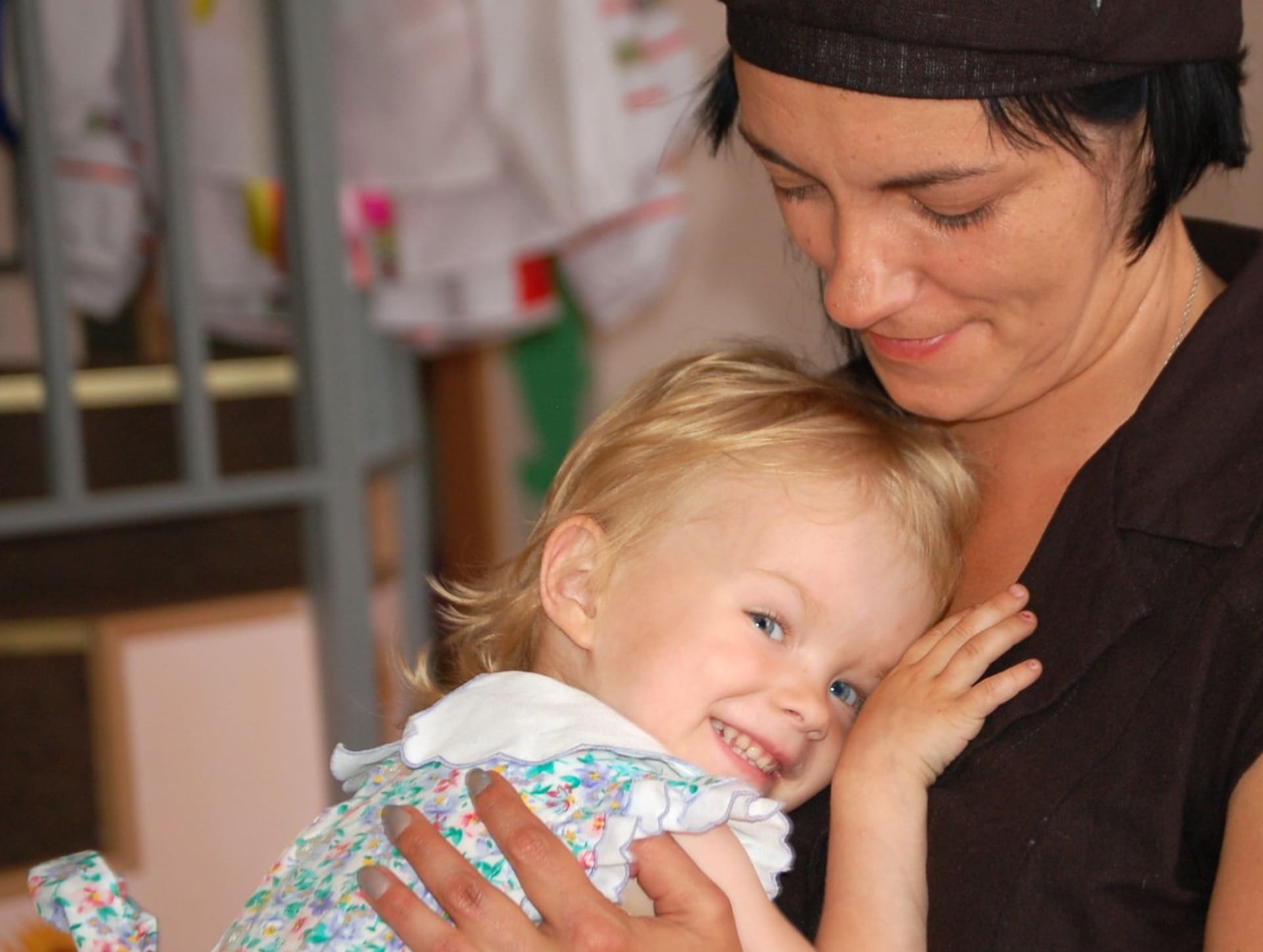 V SOS Sluníčku nalézají ohrožené dětí milující a bezpečnou náruč.