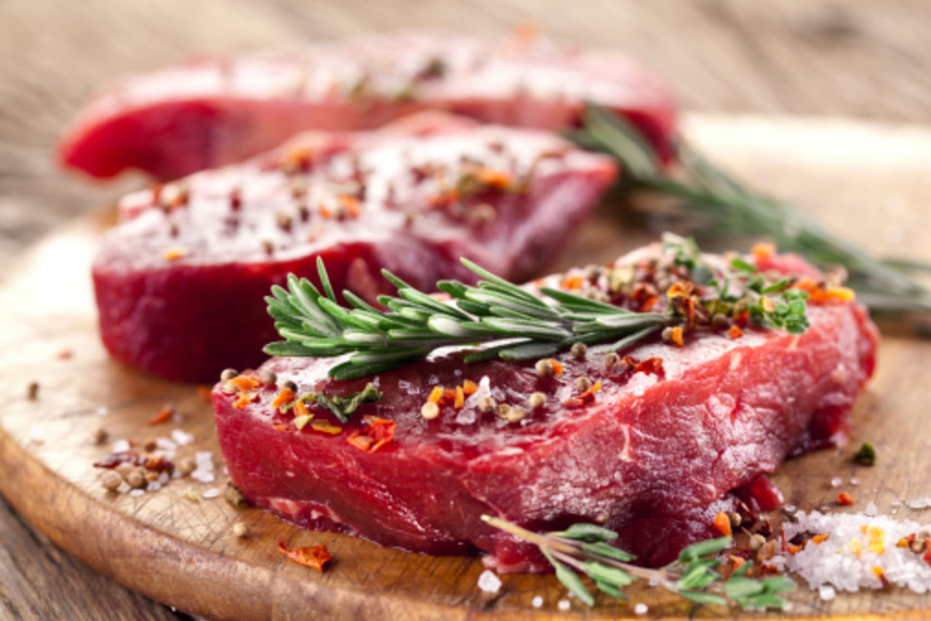 Libové hovězí maso je vhodným zdrojem bílkovin.