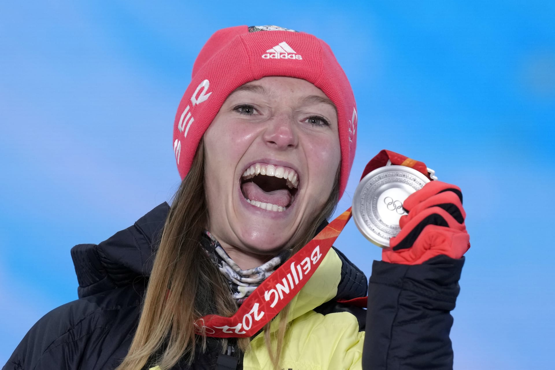 Katharina Althausová pouhý den před smíšenými skoky slavila stříbrnou medaili. Její výraz o den později byl diametrálně odlišný. 