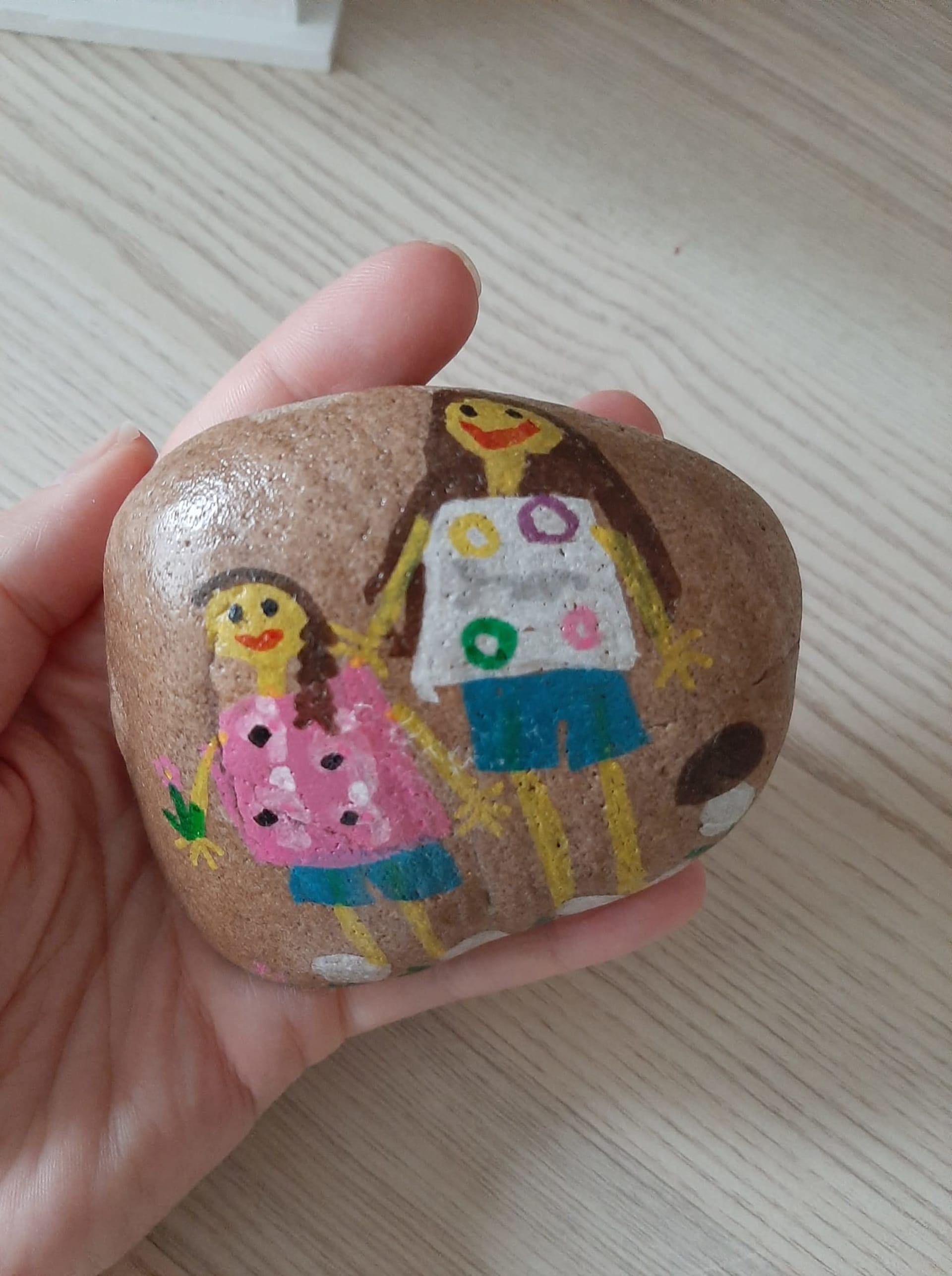 Laďka Zoňová nám poslala malovaný kamínek od dcerky