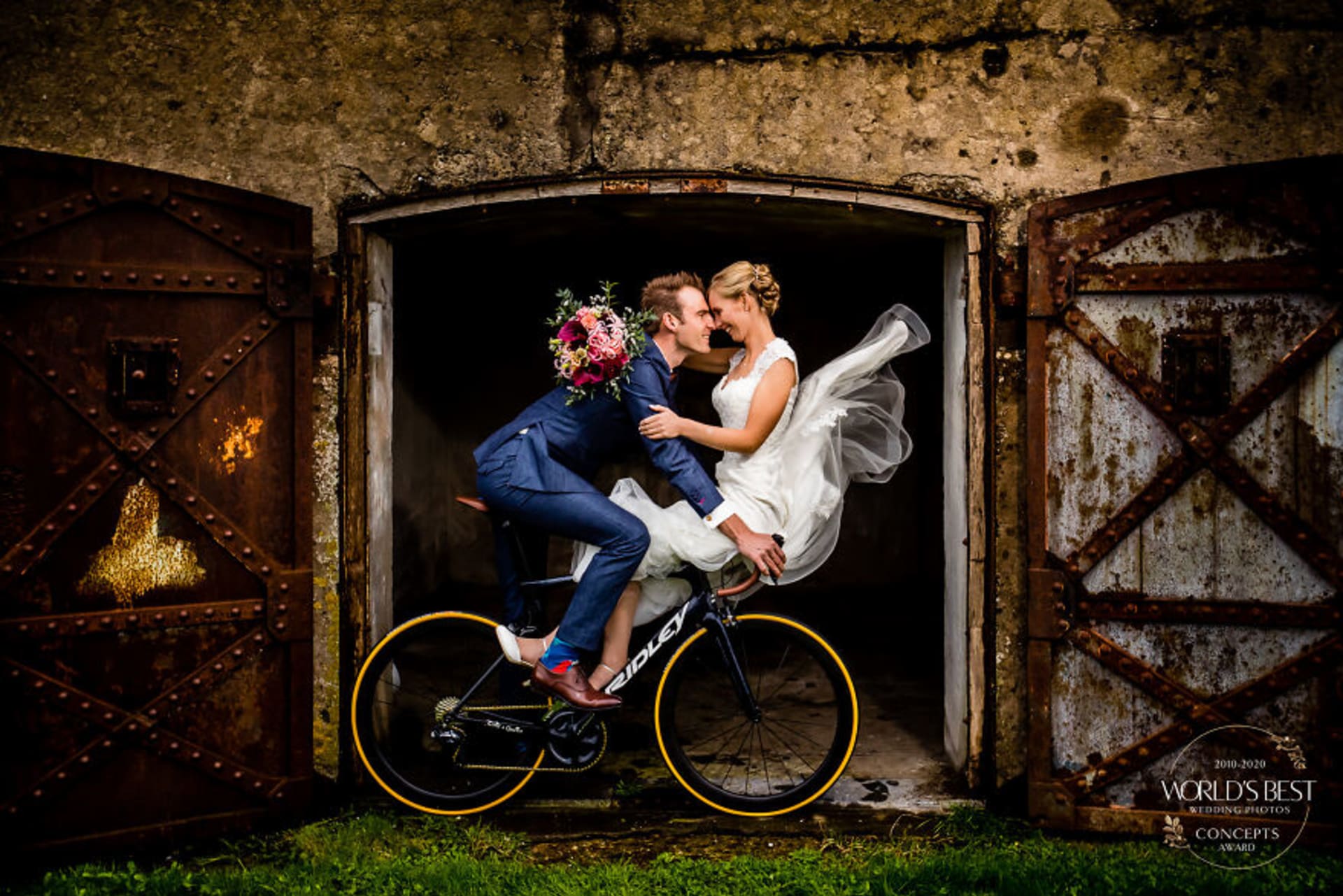 Slavný cyklista a jeho nevěsta.
