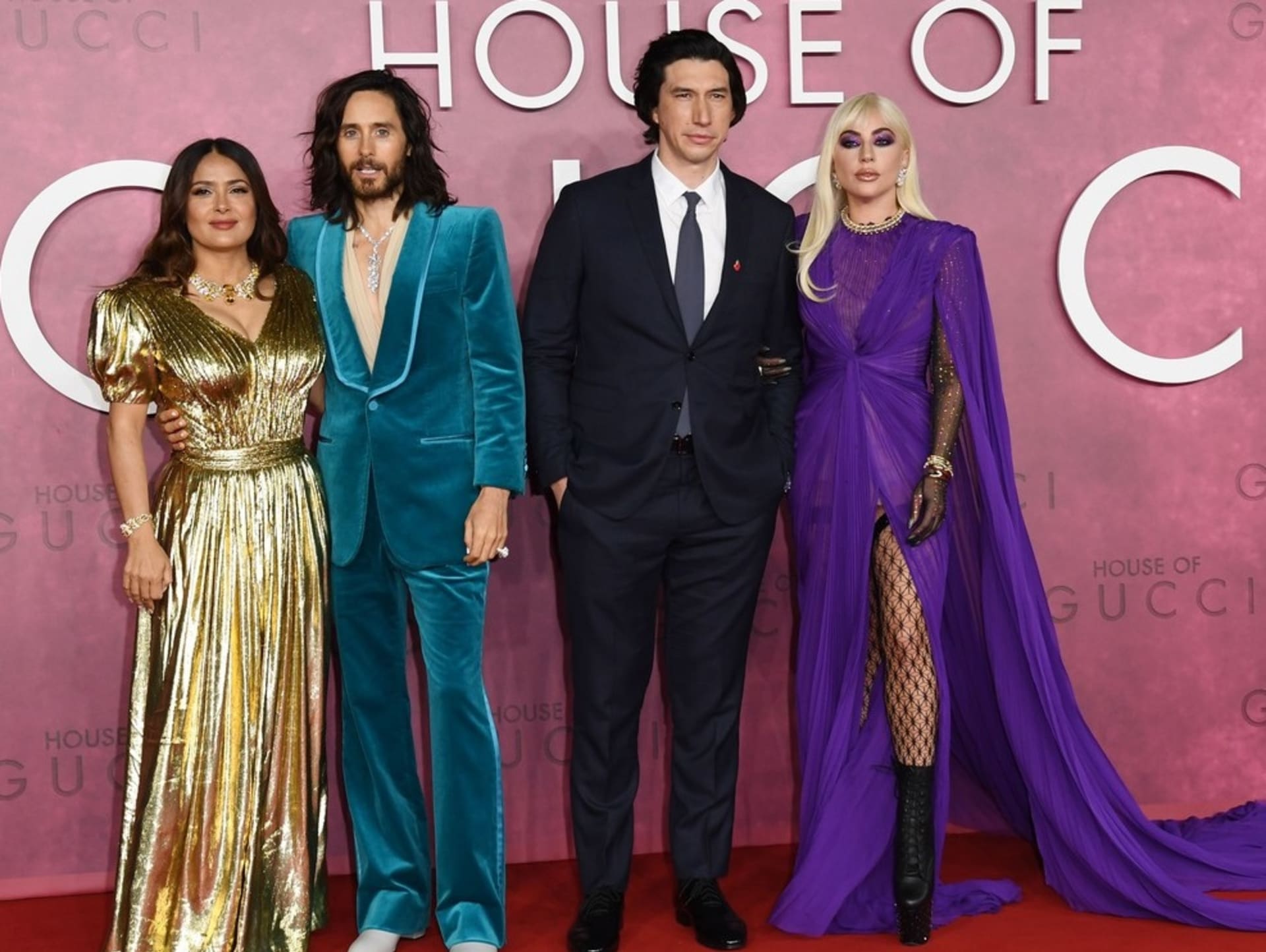 Lady Gaga s kolegy na premiéře Klan Gucci v Londyně