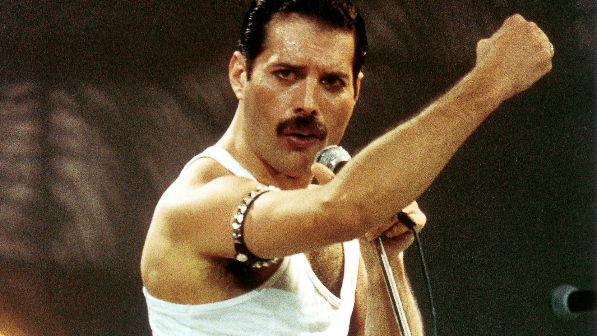 Freddie Mercury při koncertu Live Aid v roce 1985