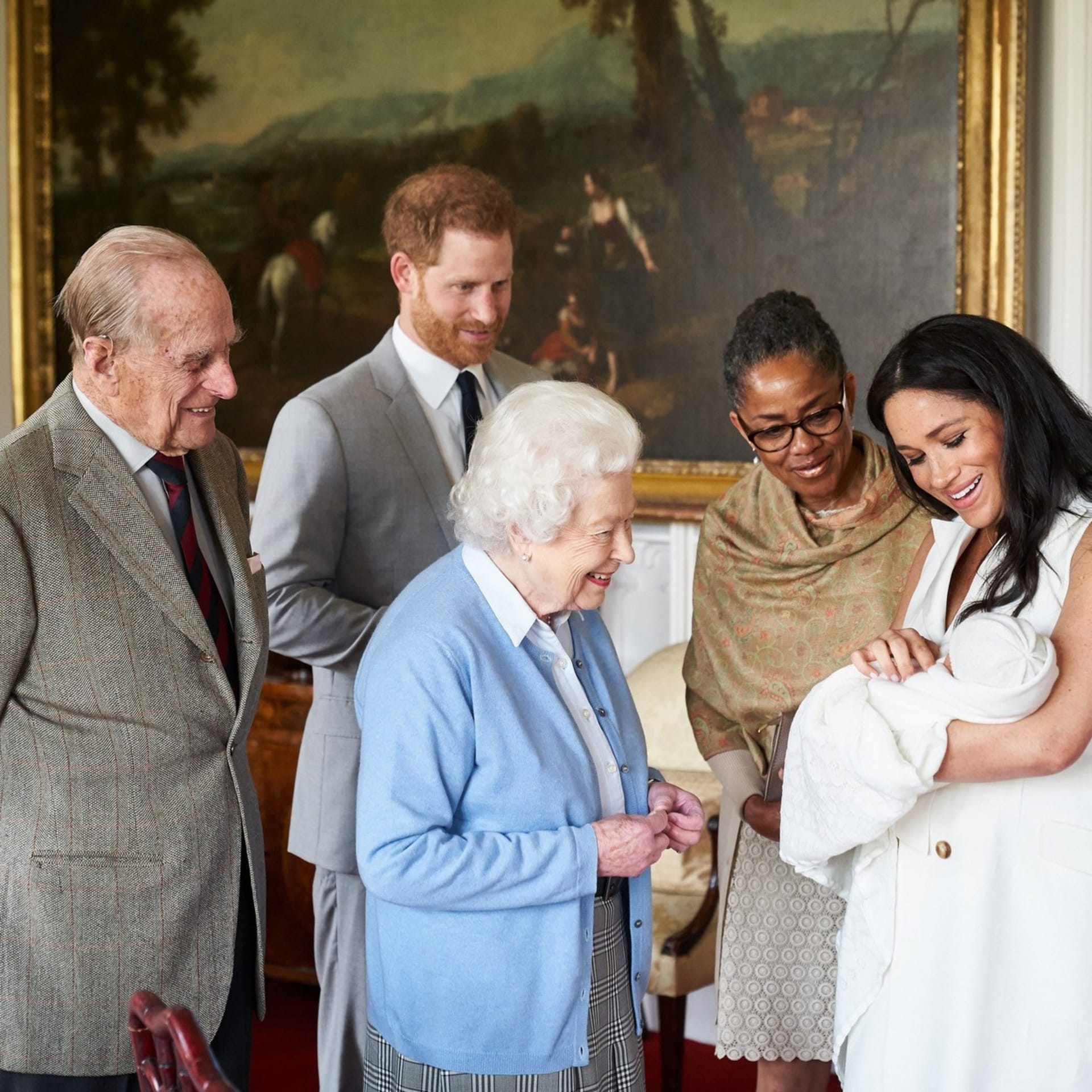 Královna zatím viděla naživo jen syna Harryho a Meghan Archieho.