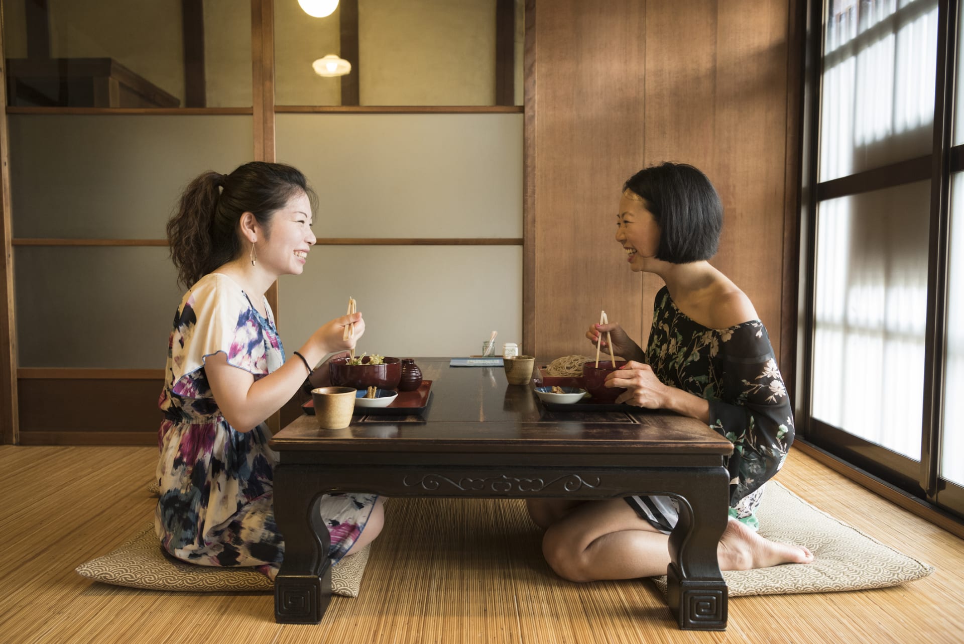 V Japonsku jsou zvyklí sedět na podlaze i v některých restauracích
