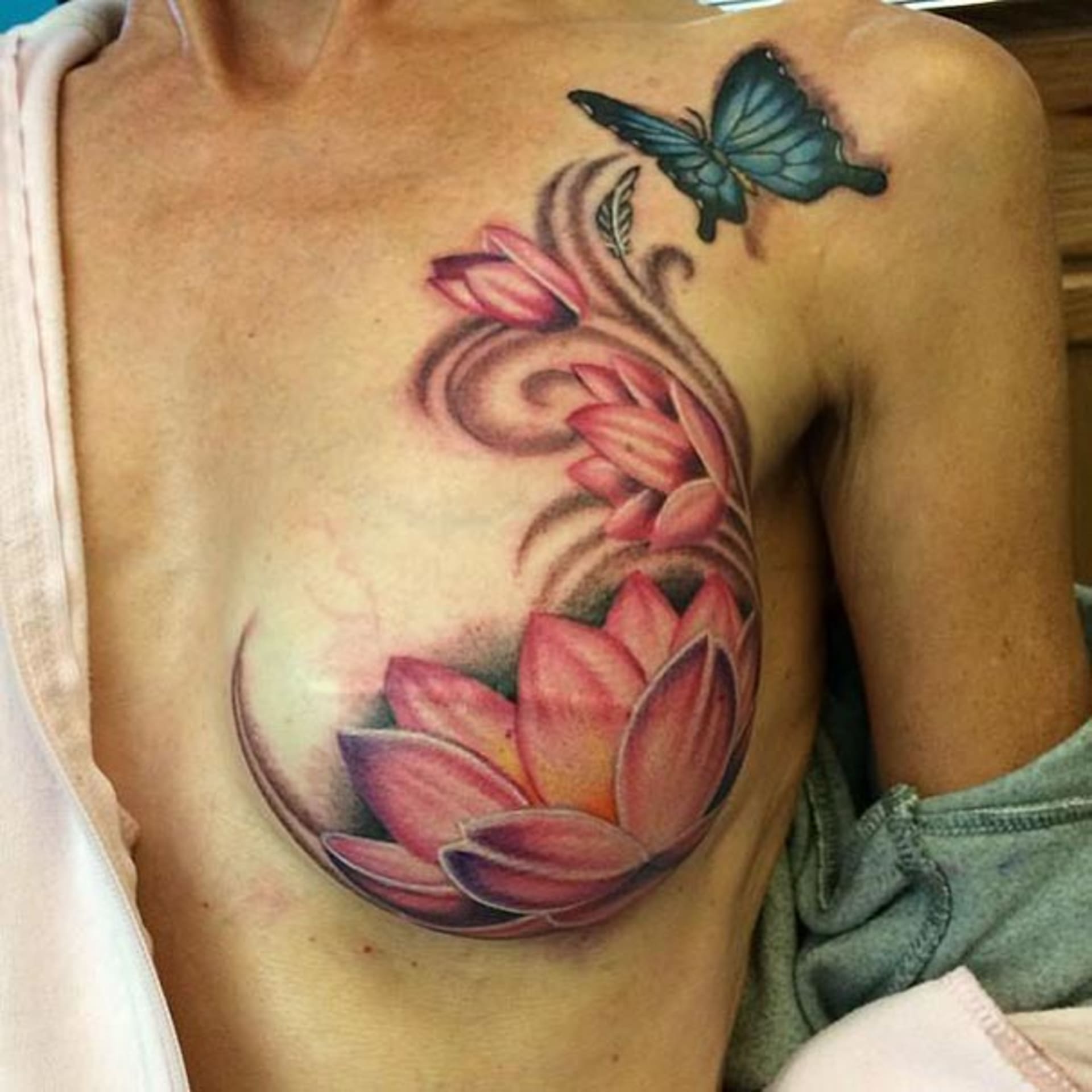 Po tetování mají ženy prsa jako umělecké dílo