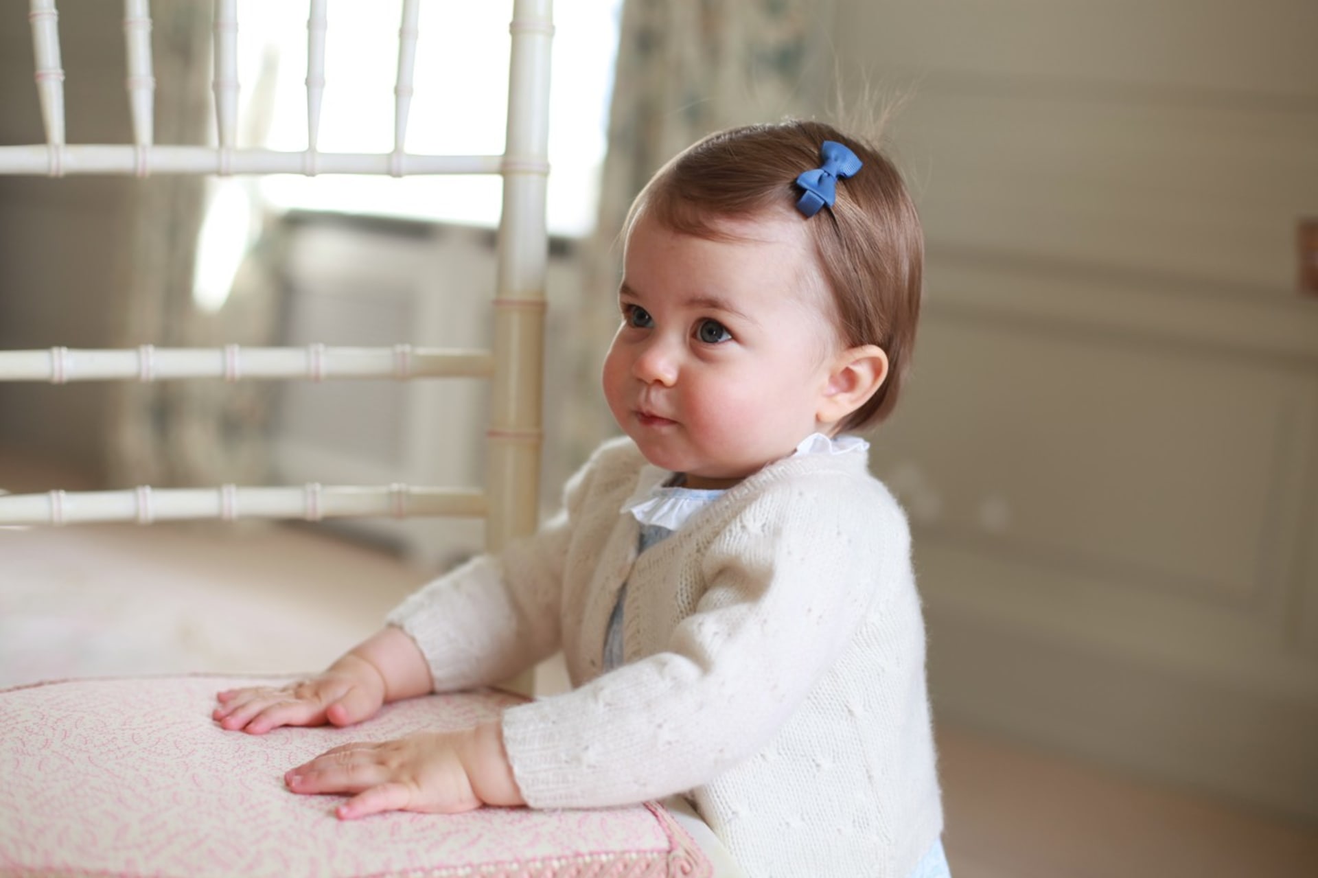 Roční Charlotte. Vévodkyně Kate fotí děti sama, u příležitosti narozenin vždy zveřejní jednu nebo dvě fotky.