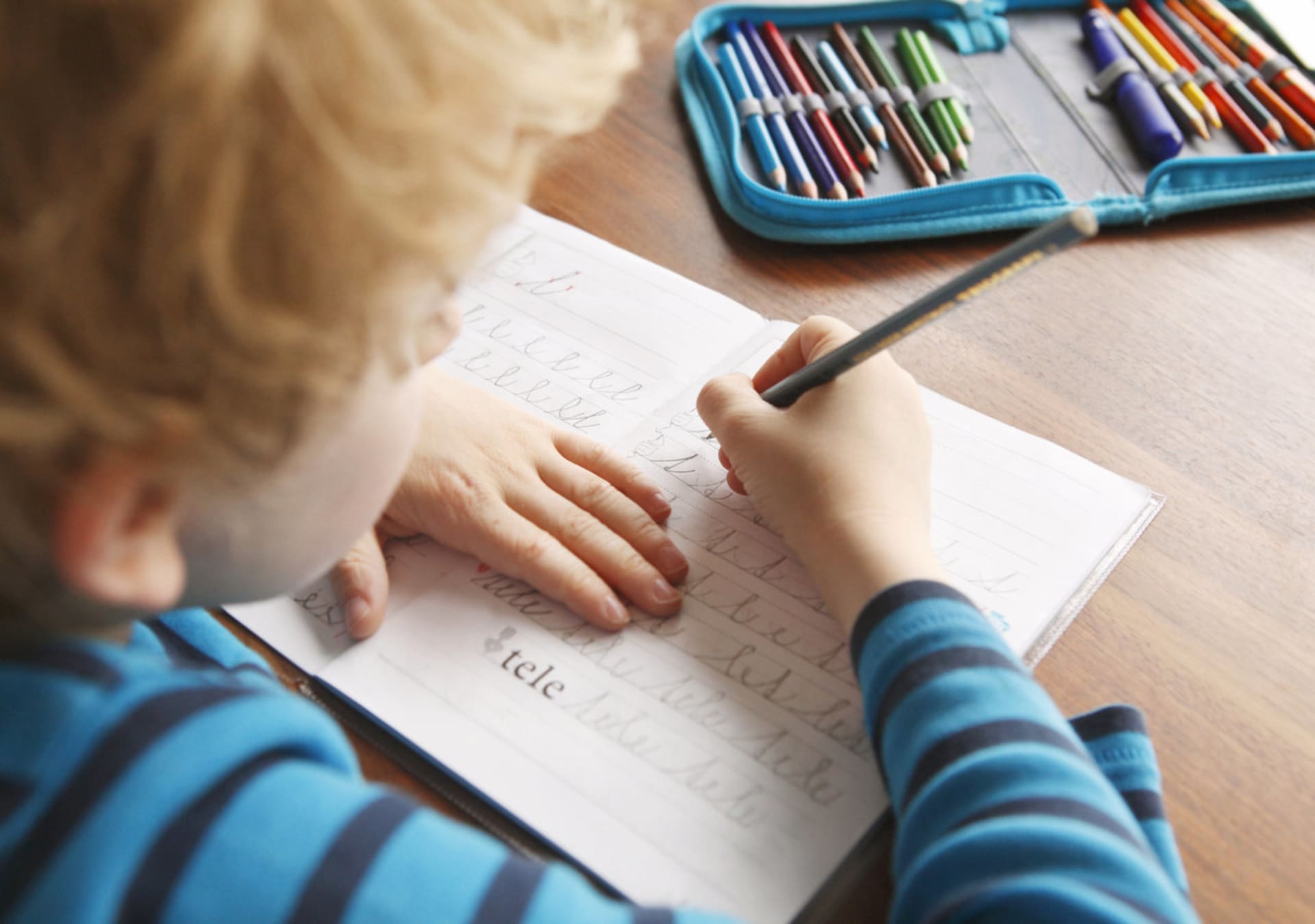 Spoustě malých školáčků dělá potíže správně držet tužku