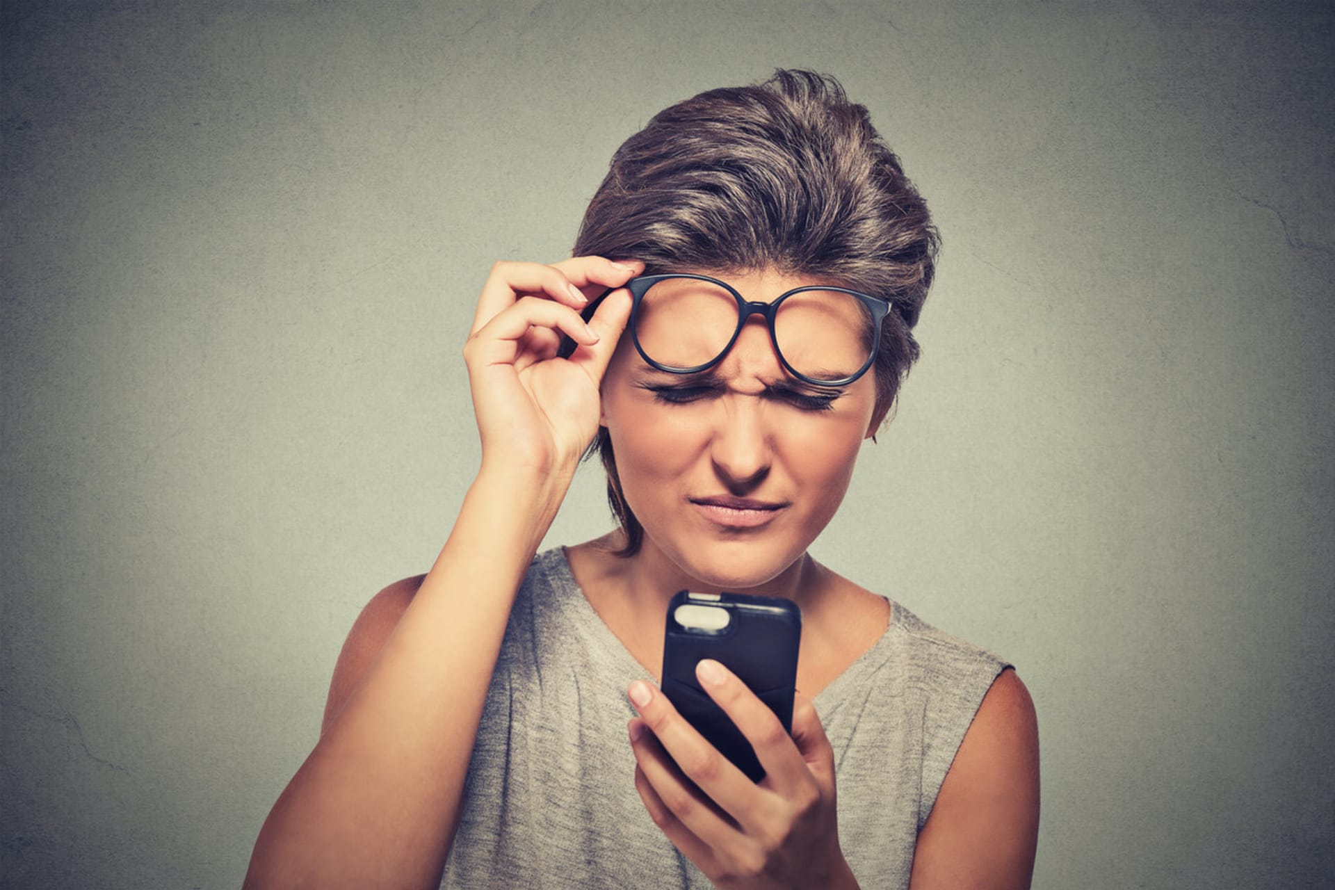 Čtou se vám špatně zprávy v mobilu? Možná trpíte vetchozrakostí