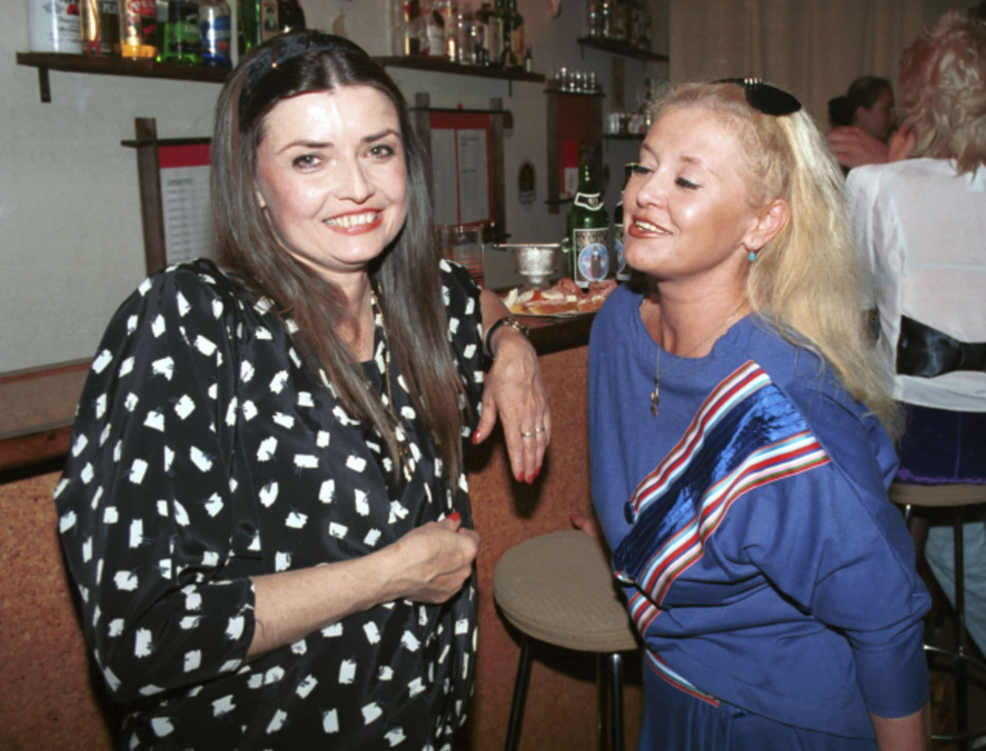 Valérie Čižmárová se zpěvačkou Miluší Voborníkovou (vlevo)