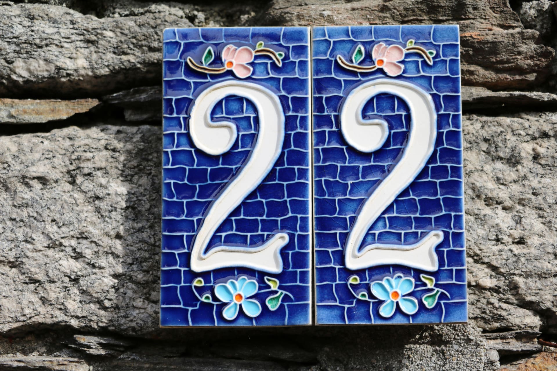 Dvacet dvojka je varovné číslo iluze a bludu, ale je to také mistrovské číslo