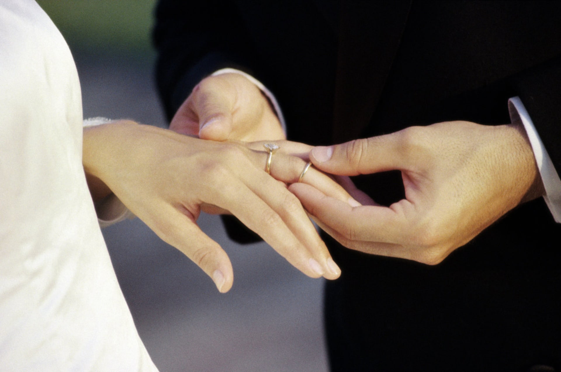 Navlékání snubního prstenu
