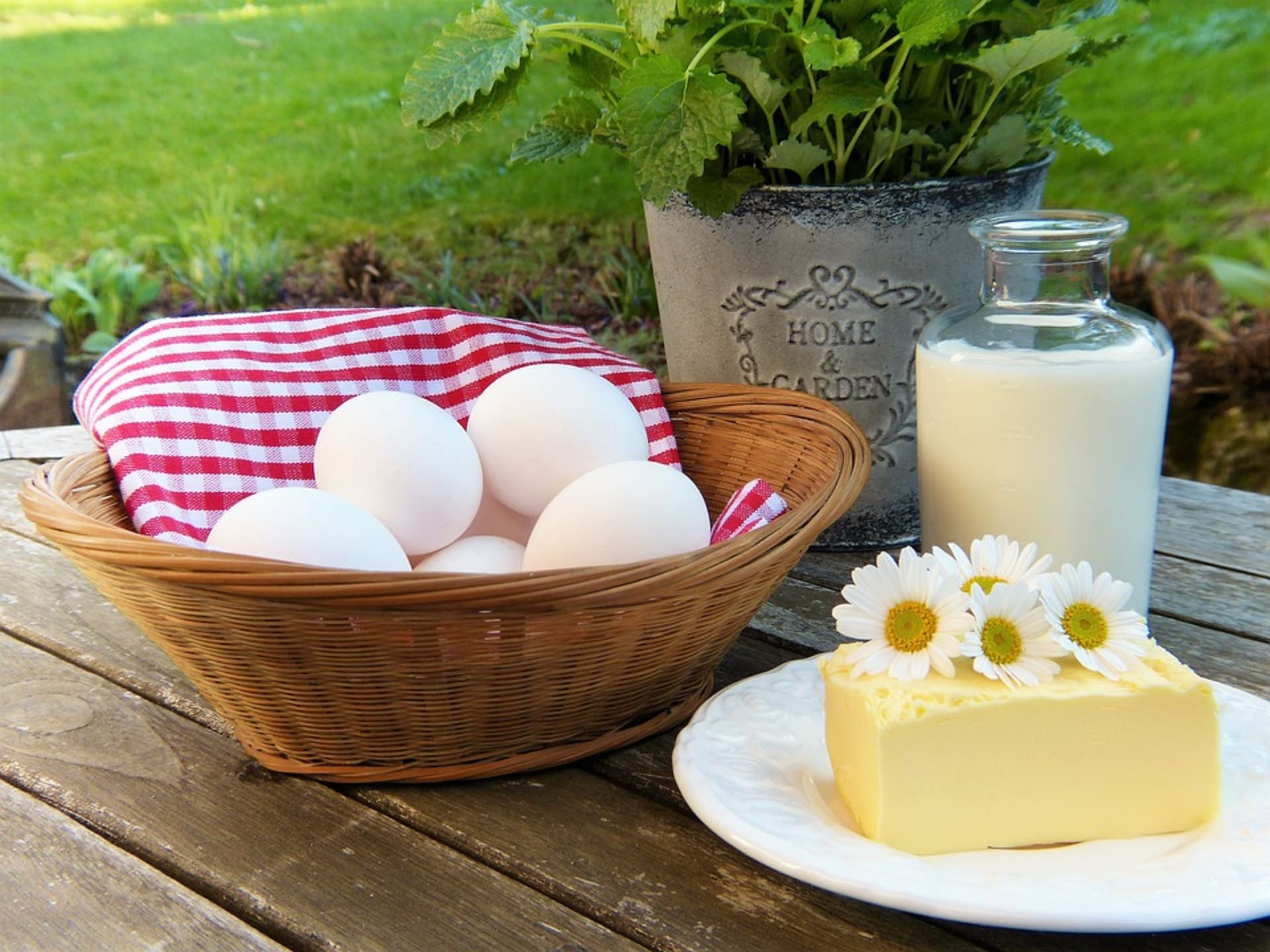 Vajíčka, mléko a máslo