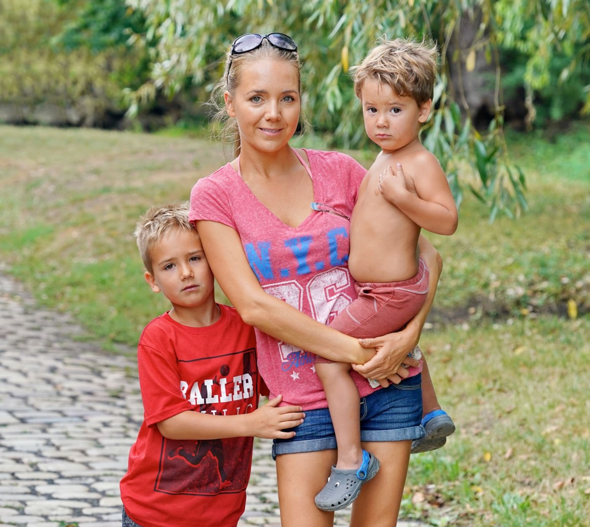 Lucie Vondráčková se syny Adamem (5) a Matyášem (9), foto z roku 2018