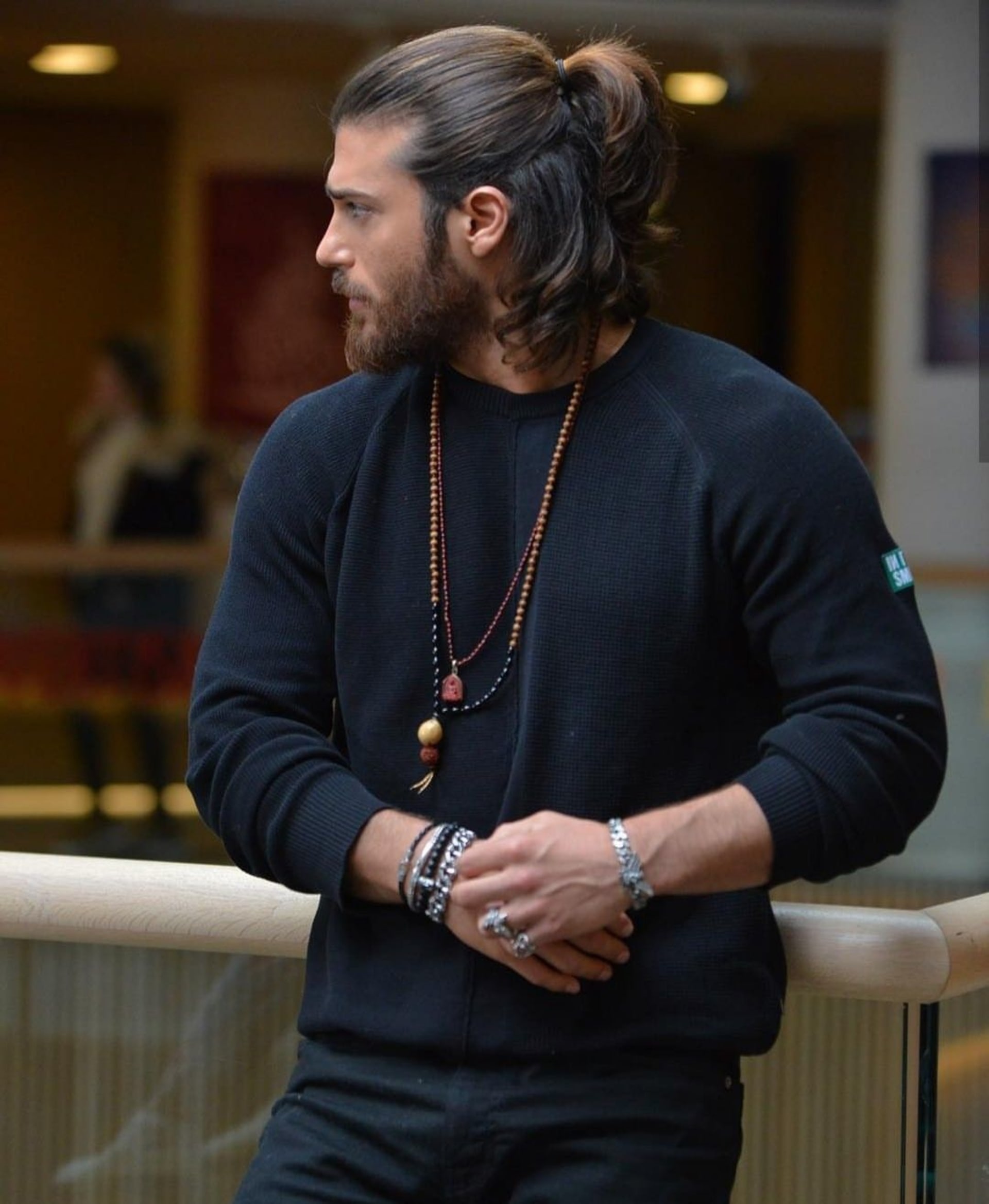 Účesy tureckého herce Cana Yamana ze seriálu Zasněná láska