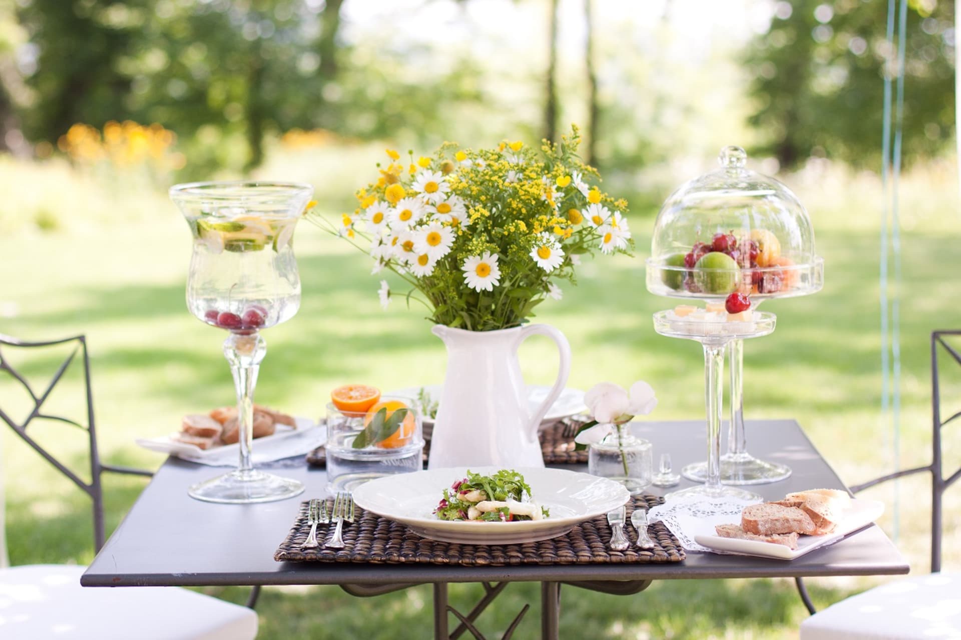Posedět u dobrého jídla můžete i venku na anglickém trávníku