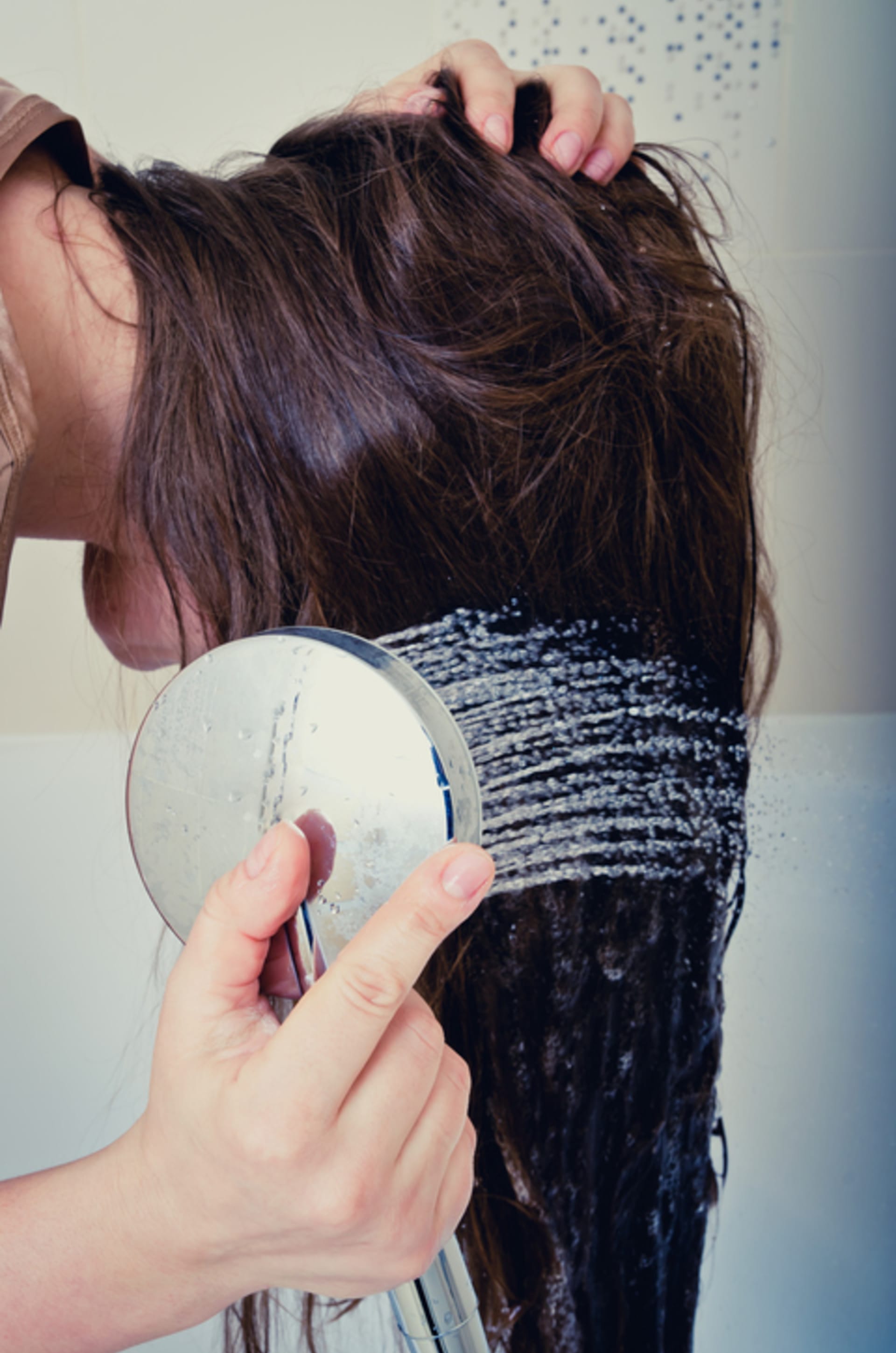 6 chyb, které možná děláte při mytí vlasů pod vodou