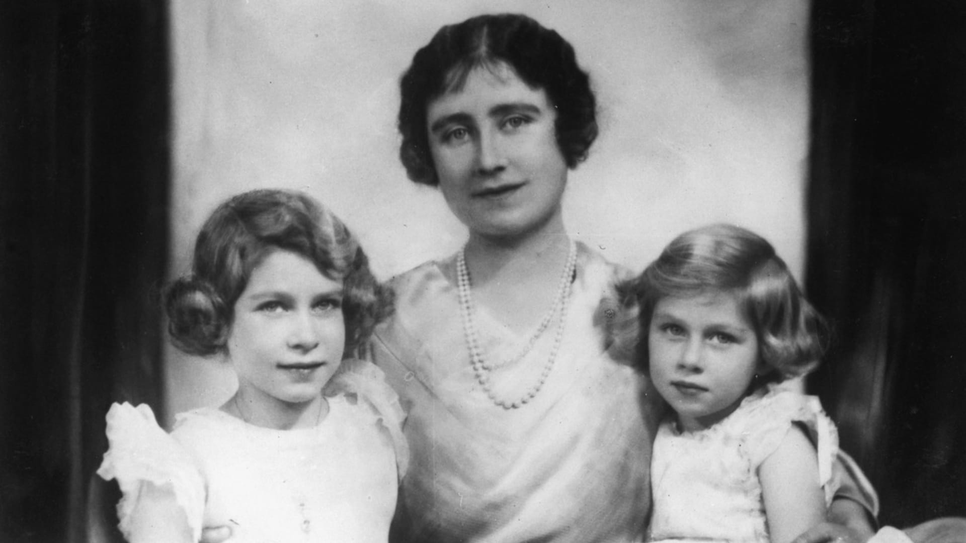Alžběta II. s maminkou a sestrou Margaret