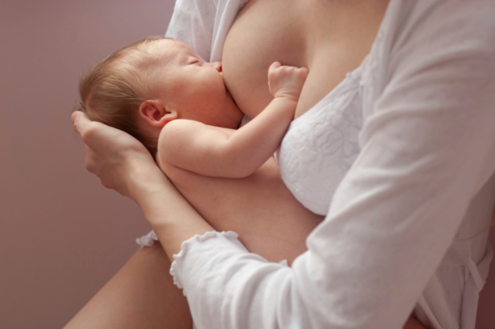 Víte, že kojení cizí ženou je u nás zákonem zakázané?