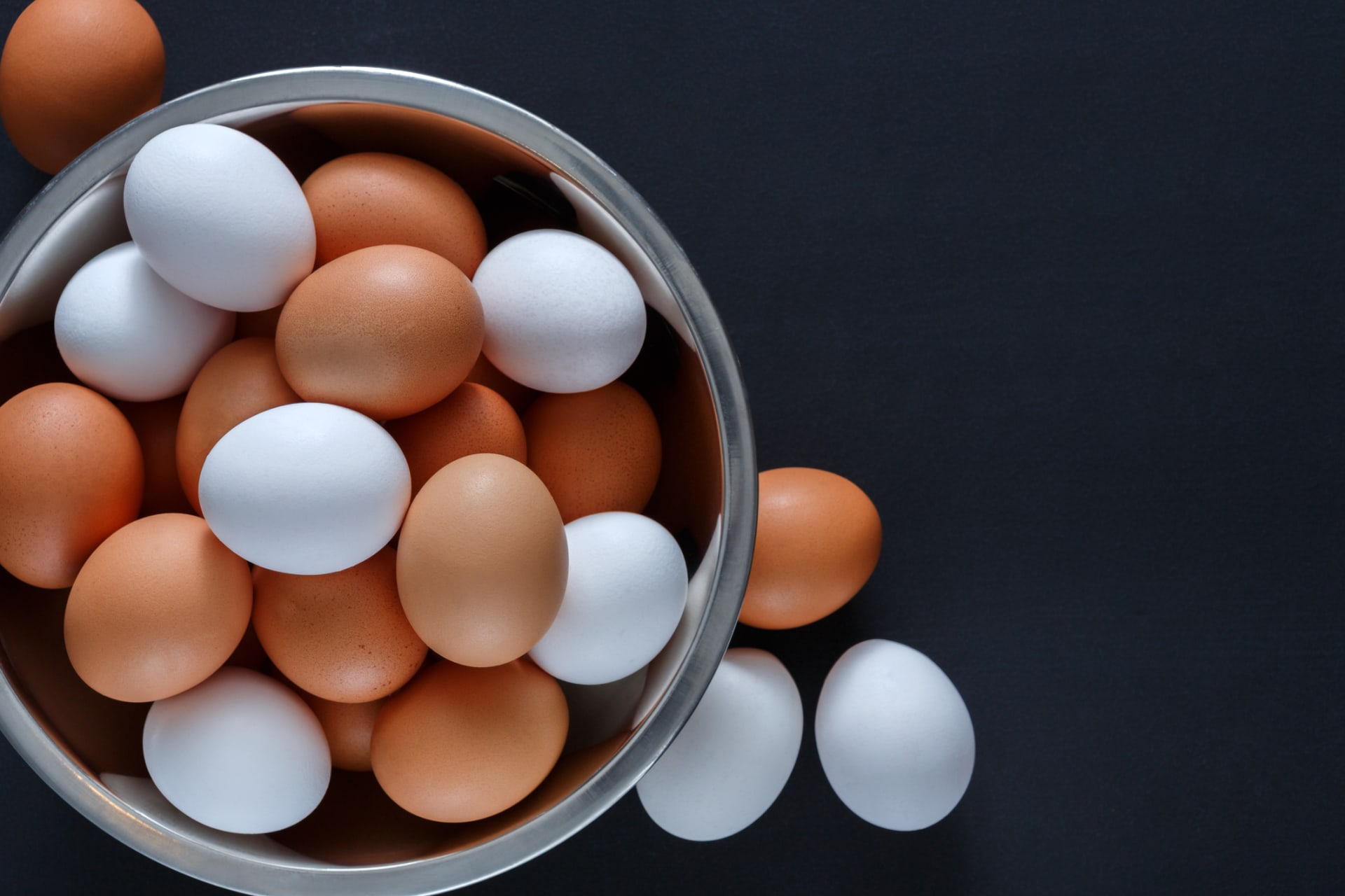 Vyvracíme mýty o vejcích: Je oranžový žloutek kvalitnější a snáší větší slepice větší vejce?