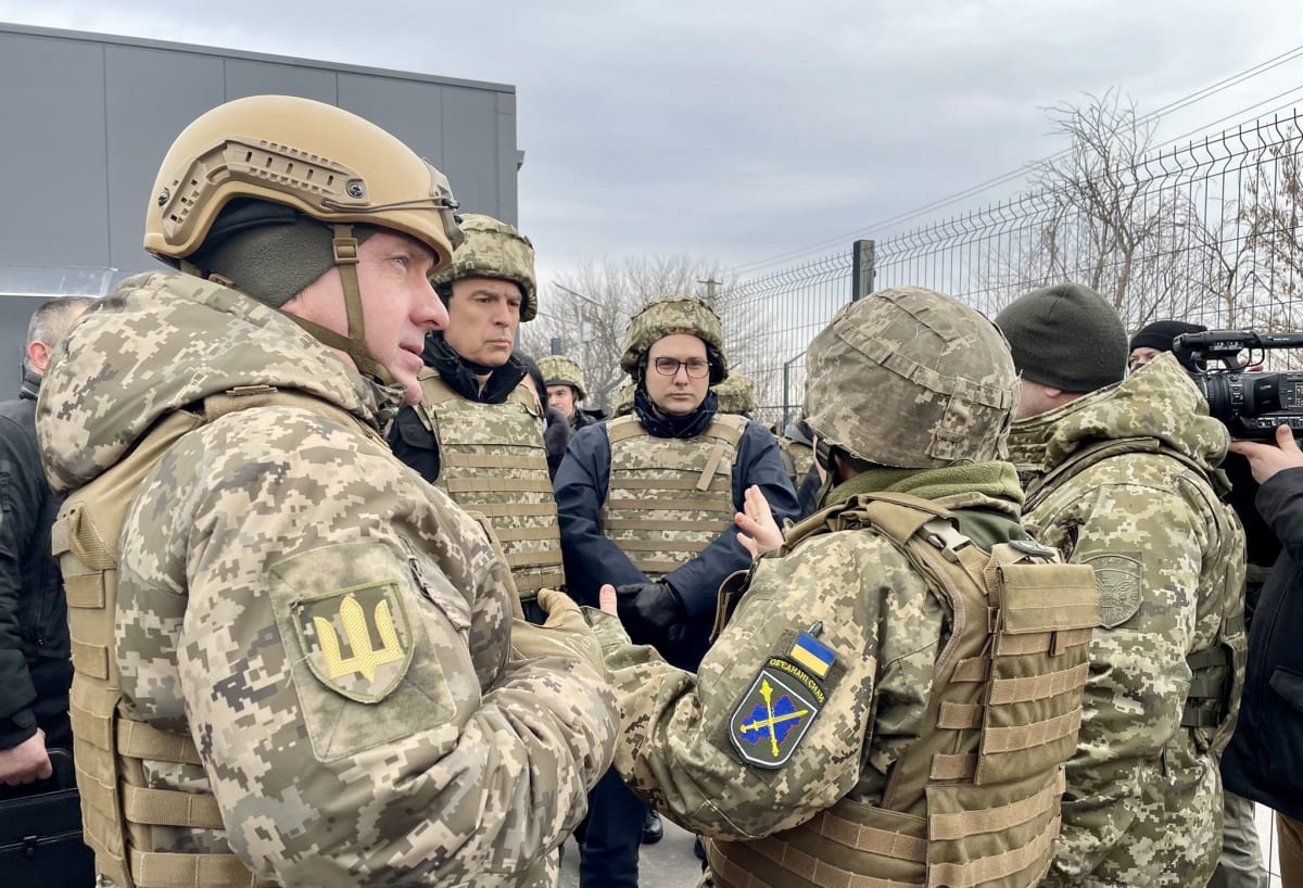 Jan Lipavský (uprostřed) na návštěvě Ukrajiny začátkem února