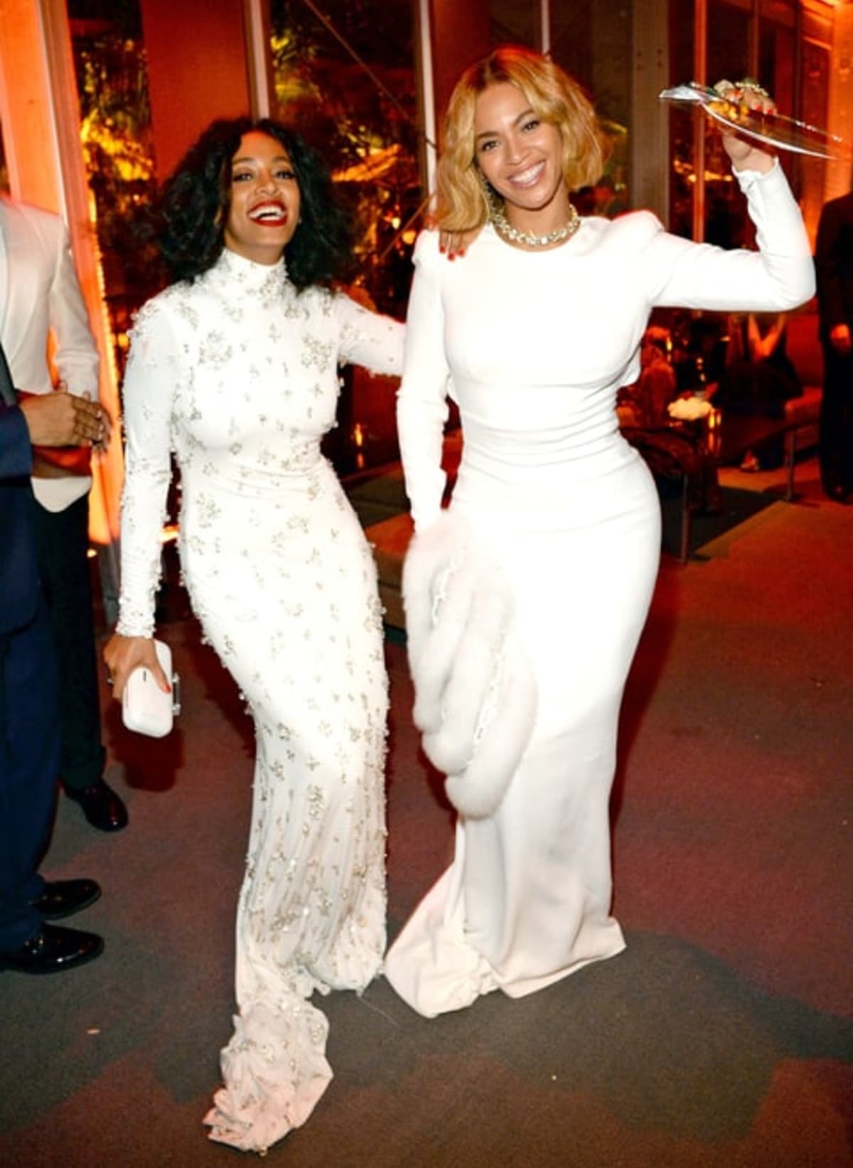 Beyoncé a její mladší sestra Solange Knowles na loňské oscarové párty Vanity Fair v téměř totožných šatech. Krásně sladěné, holky.