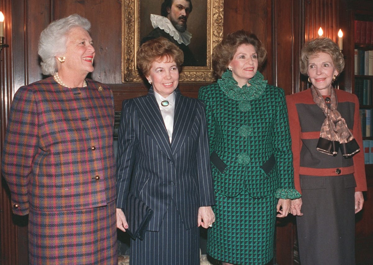 Rok 1988 a první dámy: Barbara Bush, Raisa Gorbačovová, Marcela de Cuellar a Nancy Reagan.