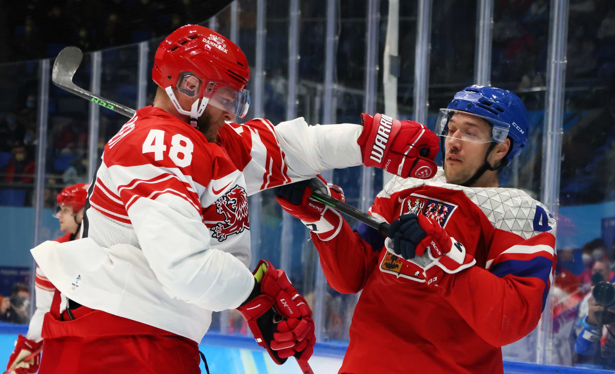 Obránce Nicholas Bernsdorf dává ránu Janu Kovářovi. Celkově Dánsko uštědřilo na úvod olympijského hokejového turnaje českému týmu pořádnou nečekanou ťafku.