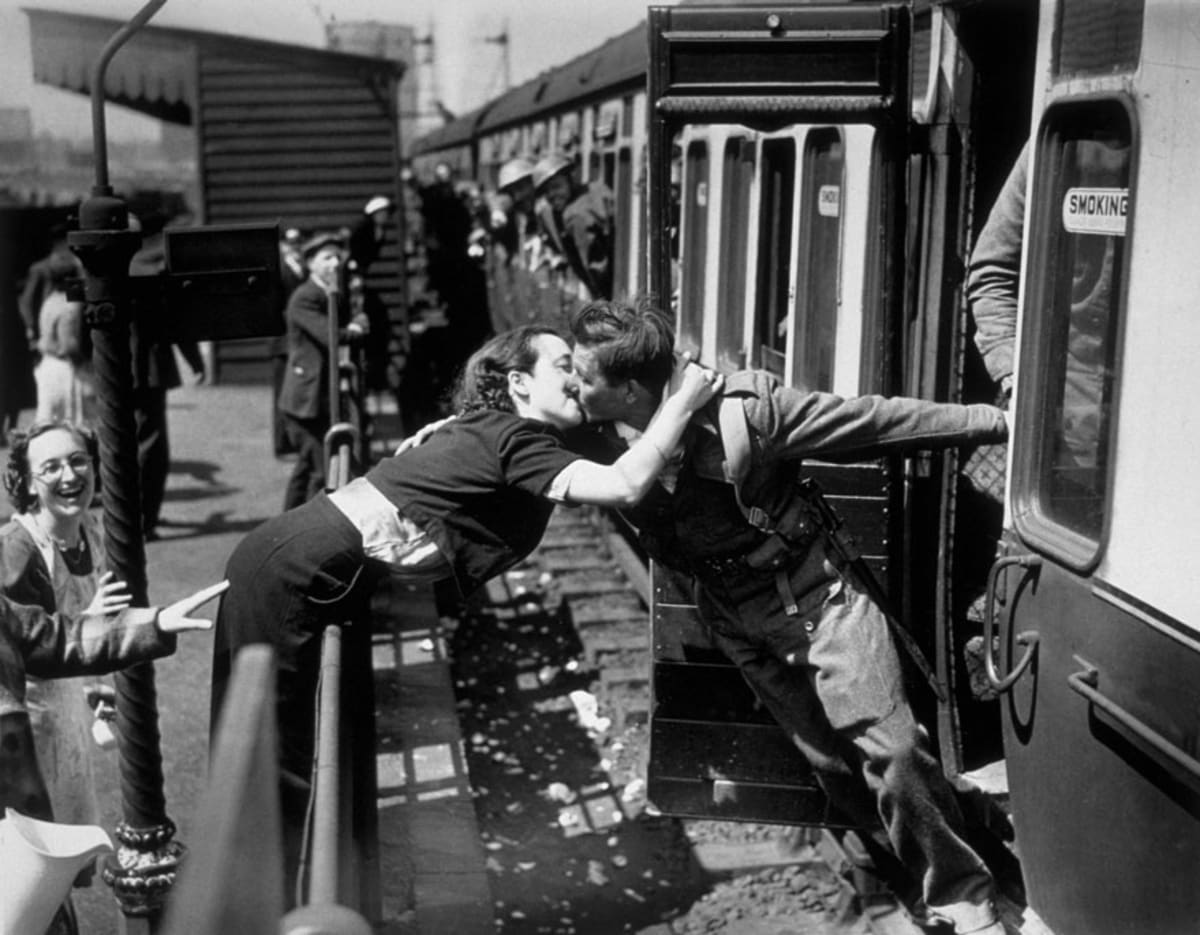 Dáma a britský voják při návratu ze 2. světové války, Londýn, 1940