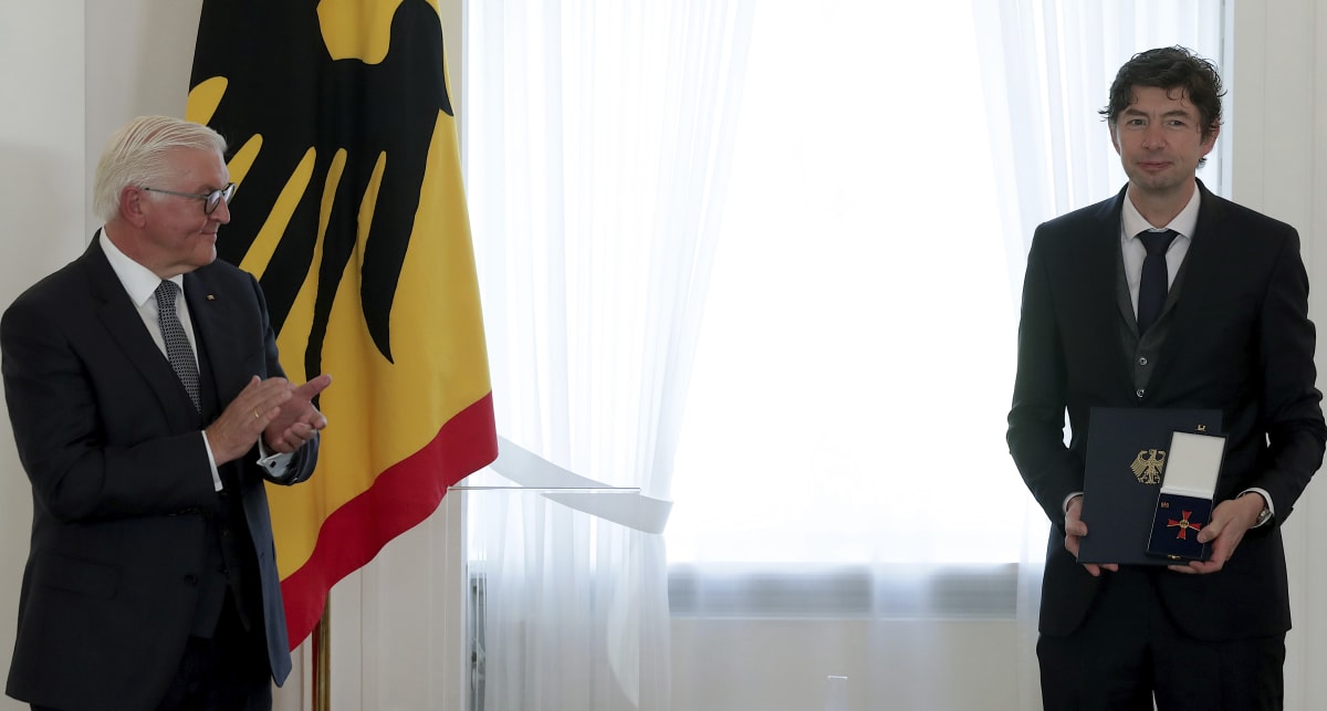 Německý prezident Frank-Walter Steinmeier tleská virologovi Christianu Drostenovi poté, co mu předal státní vyznamenání Řád za zásluhy. 