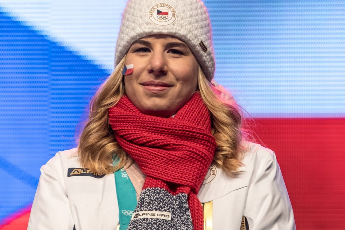 Ester Ledecká získala na ZOH 2018 zlatou medaili na snowboardu i na lyžích, a zapsala se tak do dějin.