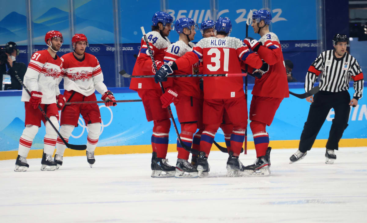 Čeští hokejisté slaví gól proti Dánsku.