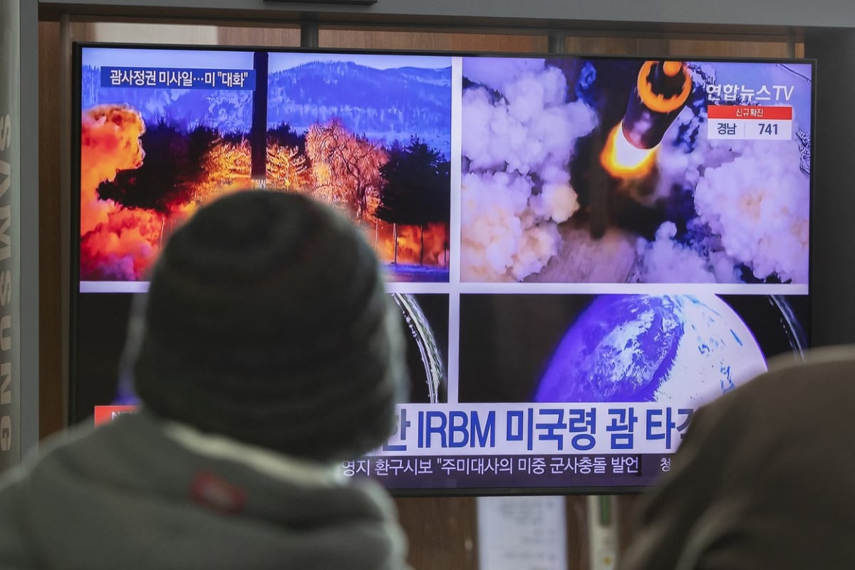 Lidé v Soulu pozorují v televizi odpal severokorejské rakety.