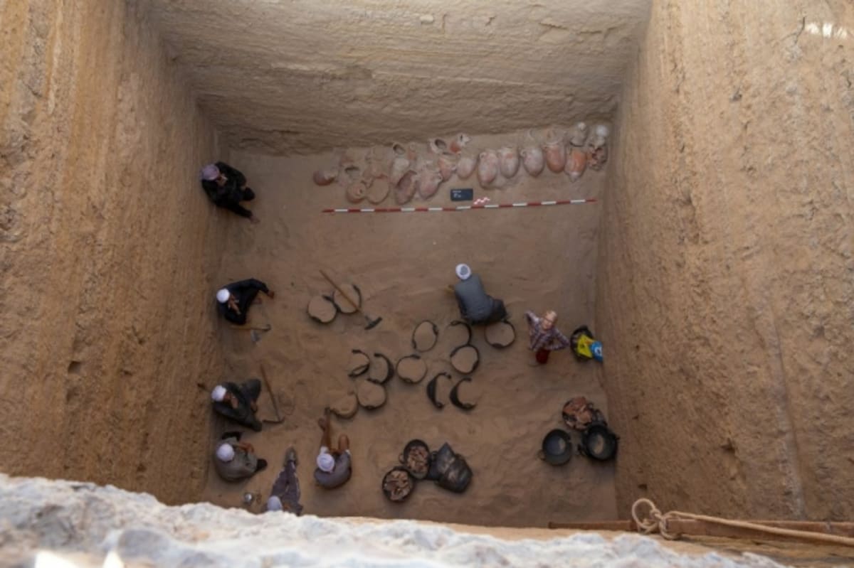 Čeští egyptologové objevili v Abúsíru téměř 400 nádob. V nich se našly zbytky materiálů, které se používaly při balzamovacích rituálech.