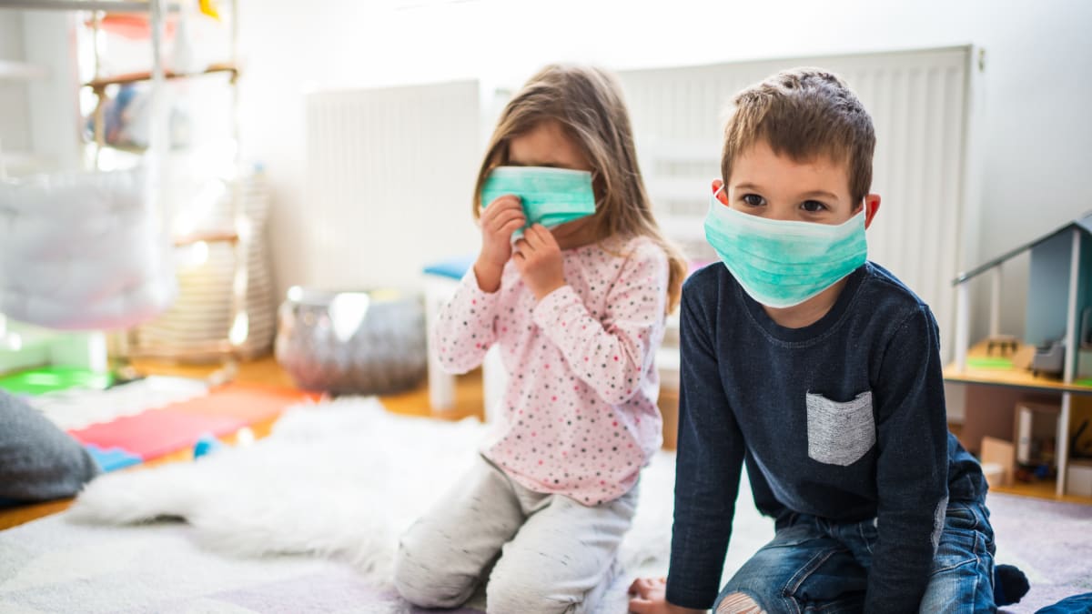 Jak udržet děti v době pandemie koronaviru v pohodě? Sdílejte, plánujte, dodržujte a milujte!