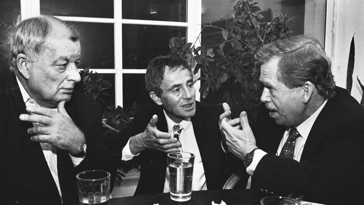 Václav Havel, Josef Topol a Jan Tříska (fotografie z roku 1995)