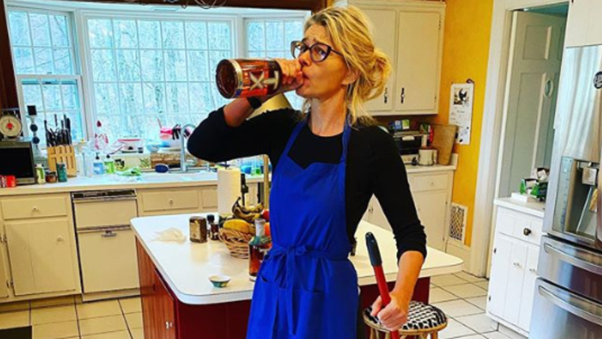 Pavlína Pořízková na Instagramu s humorem okomentovala, že mezi vším vařením a uklízením si dá občas whiskey