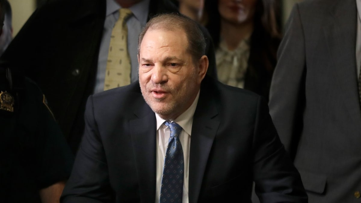 Soud v Los Angeles shledal v pondělí bývalého filmového producenta Harveyho Weinsteina vinným ze znásilnění.