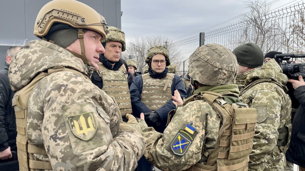 Jan Lipavský (uprostřed) na návštěvě Ukrajiny začátkem února