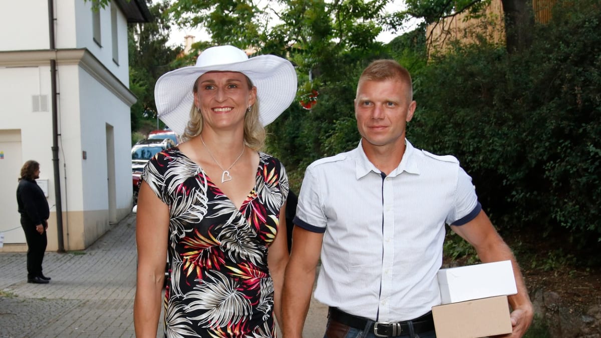 Barbora Špotáková se svým partnerem Lukášem Novotným na oslavě osmdesátin Karla Gotta.