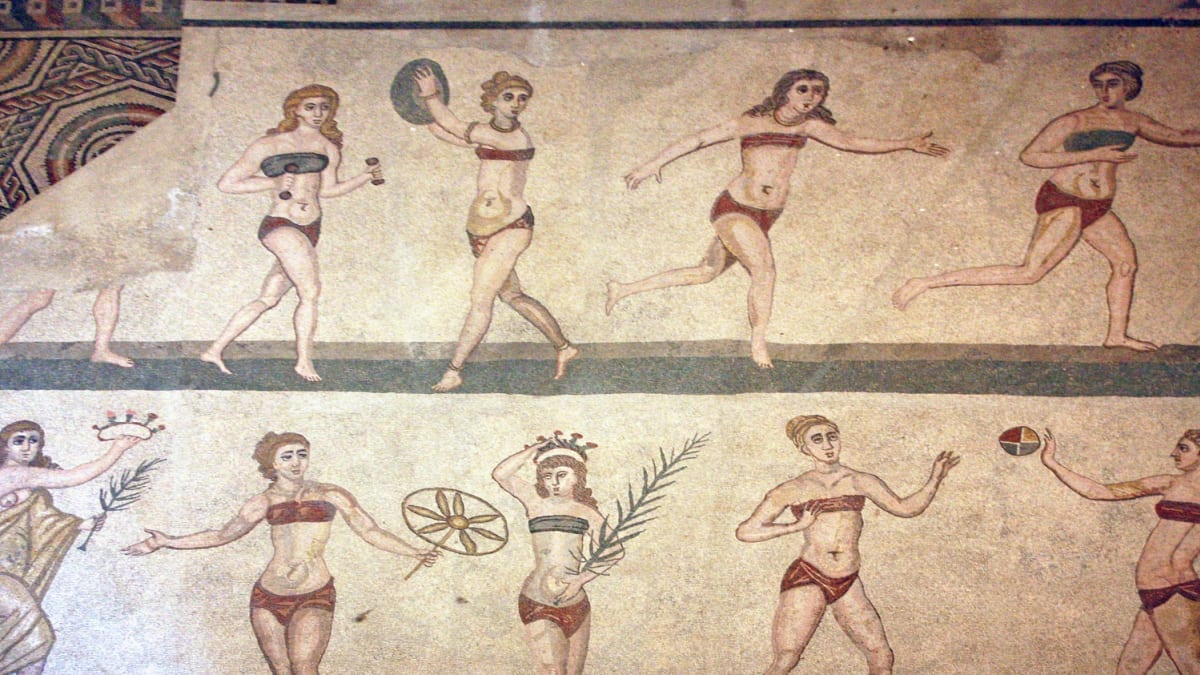 Podprsenka se objevila už ve starověkém Římě při atletických závodech, kdy ženy jako úbor používaly obvazy kolem ňader.