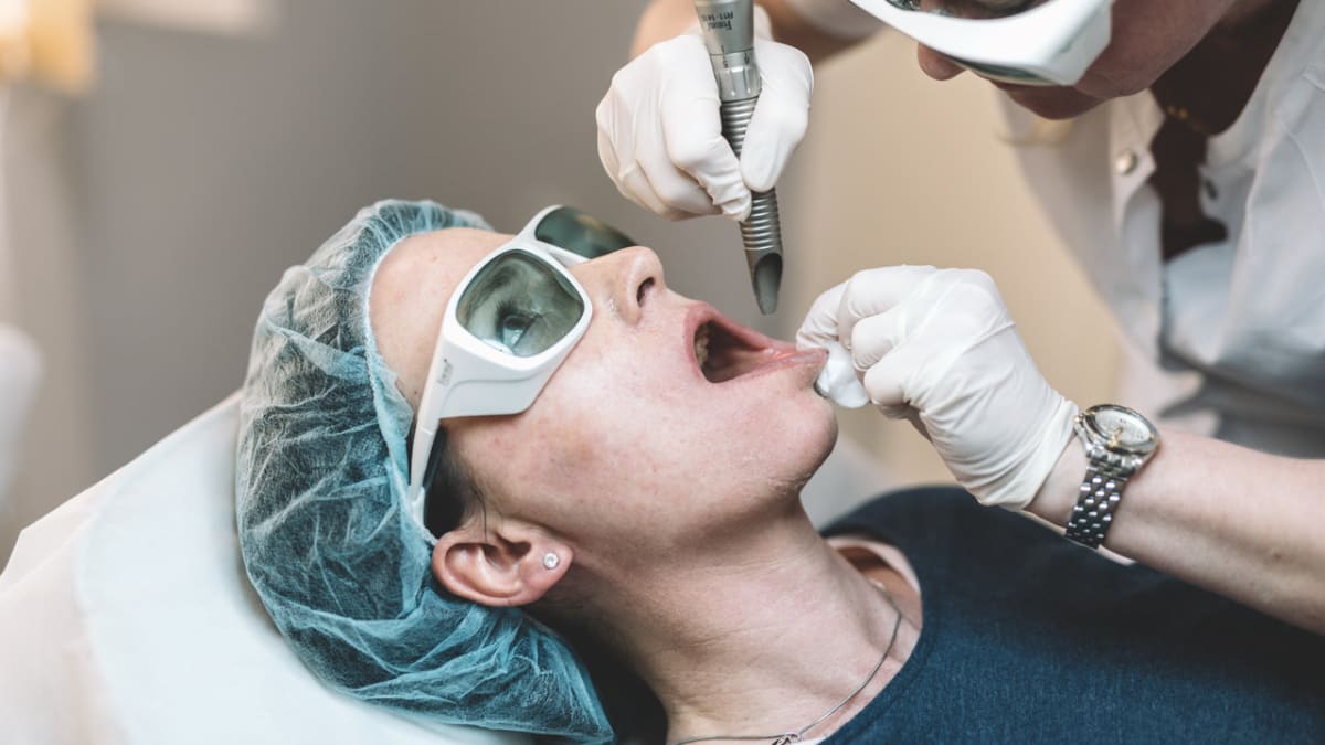 Pomocí speciálního laseru se ošetřuje vnitřní část úst.