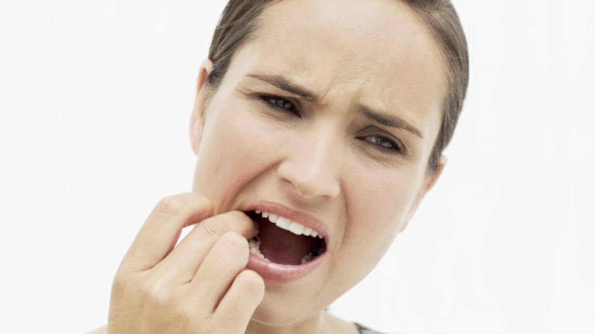 Zdravý zub vám jen tak nepraskne. Ohrožené jsou jen nějakým způsobem přetížené nebo oslabené zuby