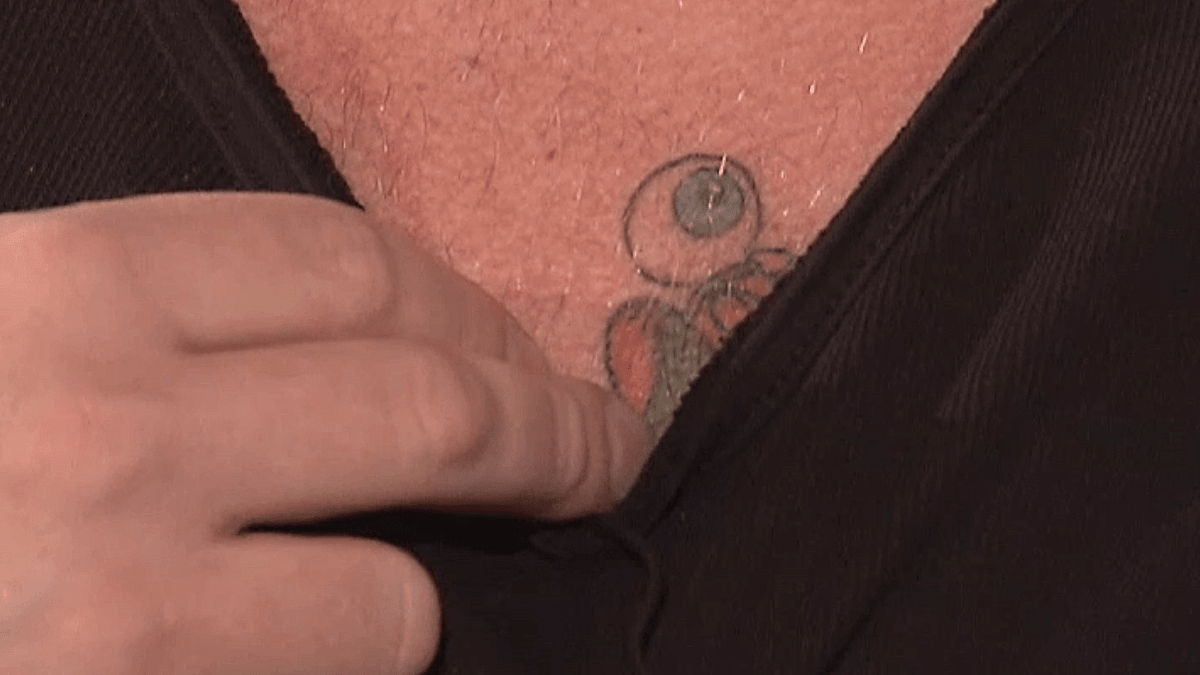 Jakub Prachař ukazuje nejnovější tetování. Co připomíná vám?