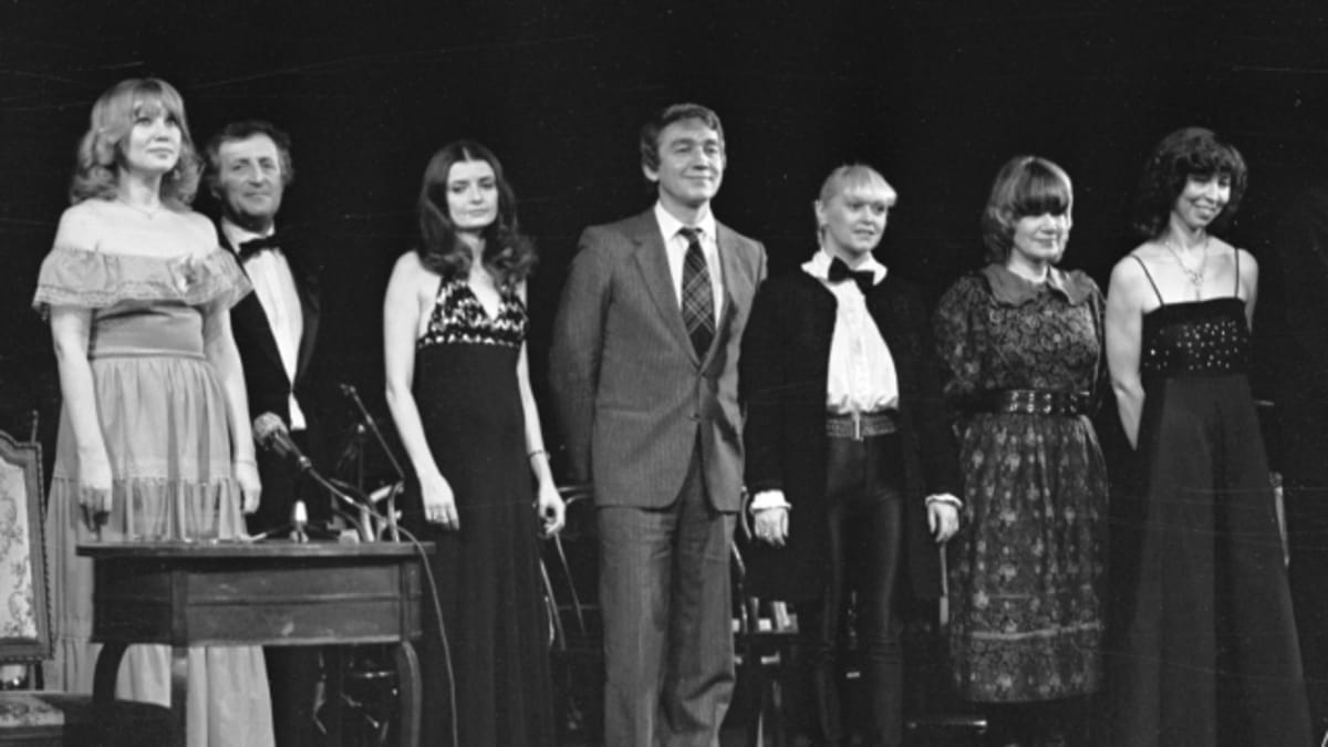 Valérie Čižmárová s kolegy v divadle Semafor