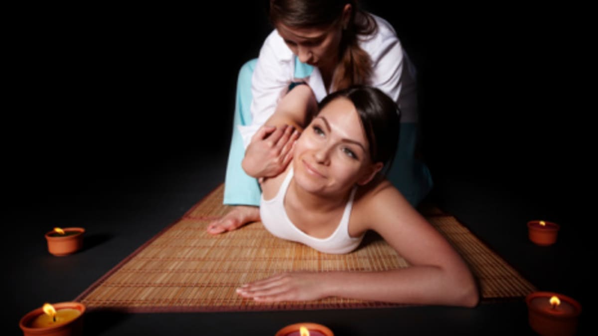 Thajská masáž je úplně jiná, než ta klasická, kdy se masírují svaly