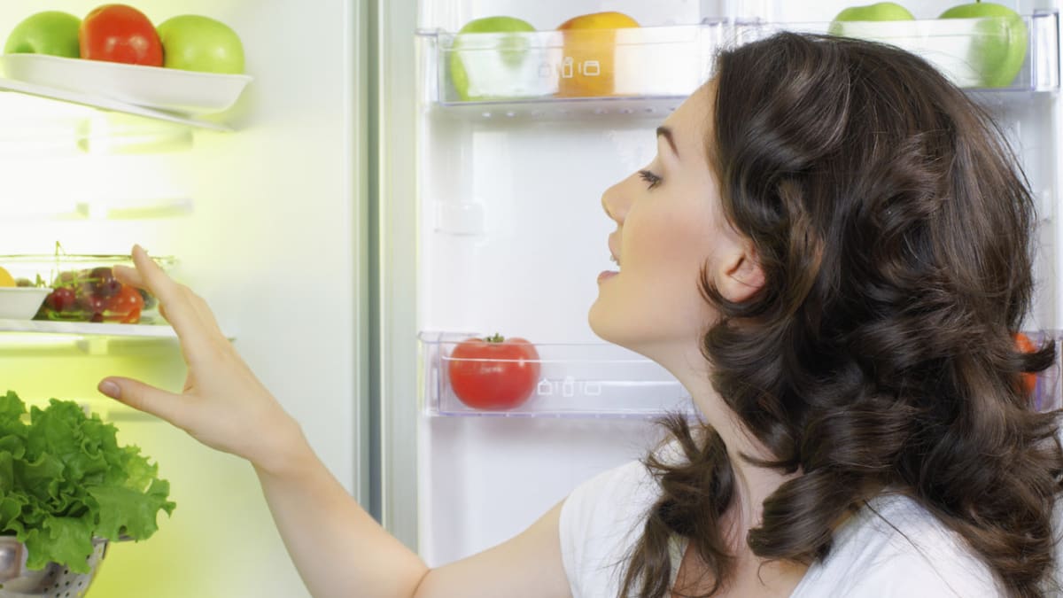 Lednici nenechávejte dlouho otevřenou a potraviny v ní skladujte efektivně