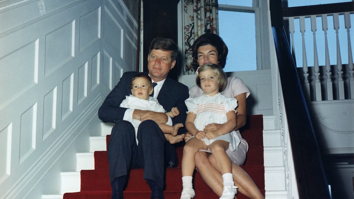 Jackie Kennedy se svým mužem Johnem F. Kennedym a dvěma dětmi