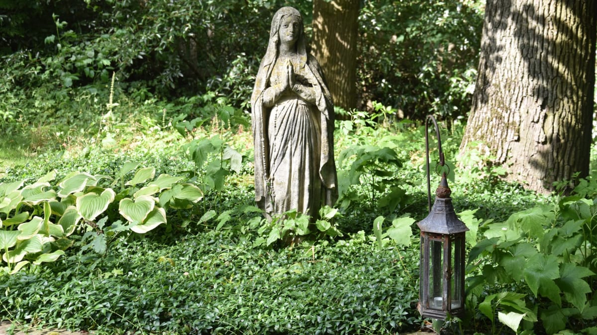 Soška Panny Marie v zámeckém parku, kterou lidé často žádají o pomoc
