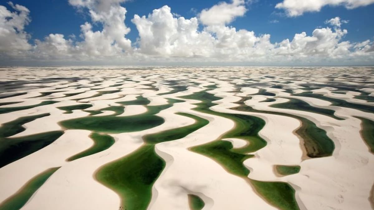 Bílá poušť s lagunami, Národní park Lençóis Maranhenses, Brazílie